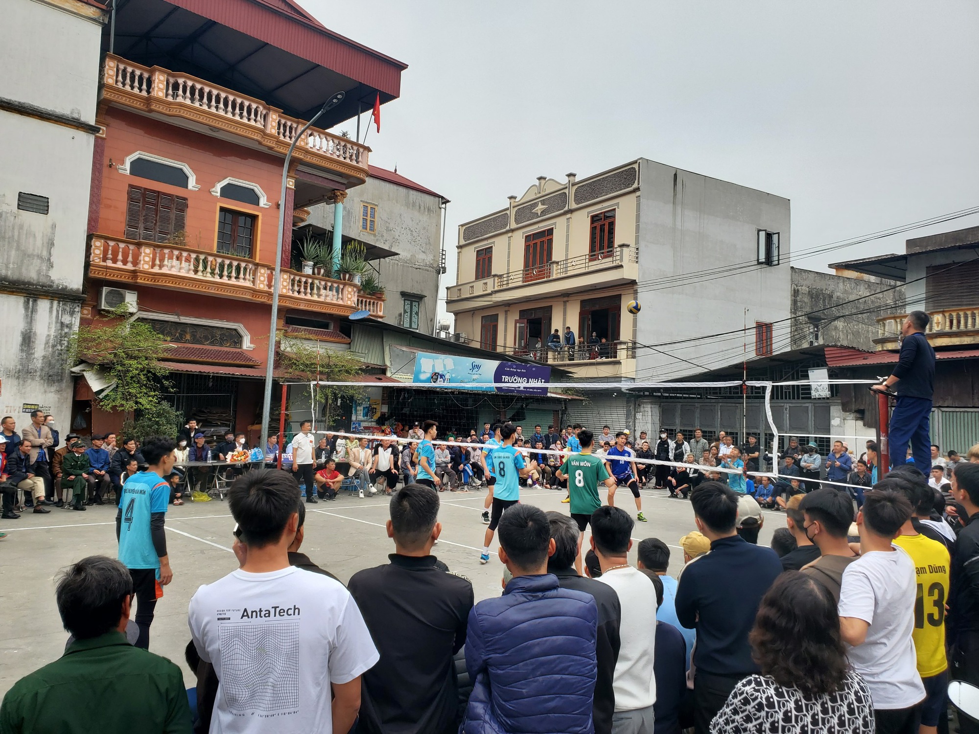 Hội làng Đồng Hương sôi động với “đặc sản” các trận bóng chuyền- Ảnh 2.