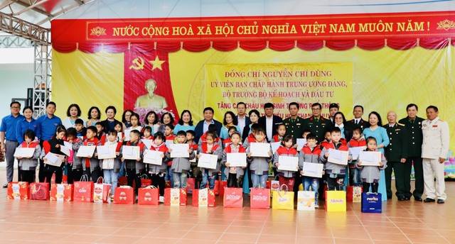 Tri ân các chiến sĩ, gia đình chính sách tại Vị Xuyên, Hà Giang- Ảnh 6.