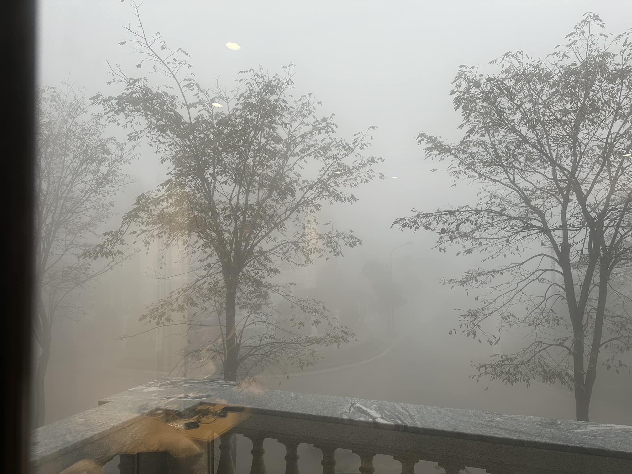 Hà Nội "mơ màng" sương mù trong sáng 2/2- Ảnh 2.
