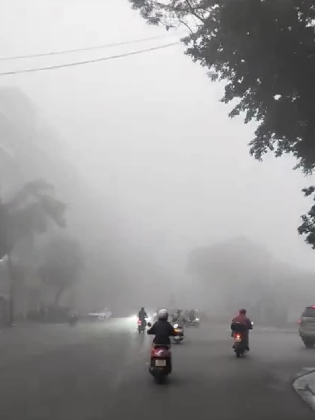 Hà Nội "mơ màng" sương mù trong sáng 2/2- Ảnh 3.