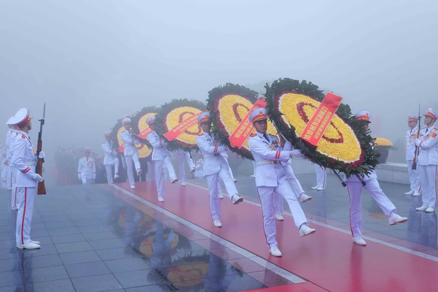 Lãnh đạo Đảng, Nhà nước vào Lăng viếng Chủ tịch Hồ Chí Minh nhân ngày thành lập Đảng- Ảnh 3.