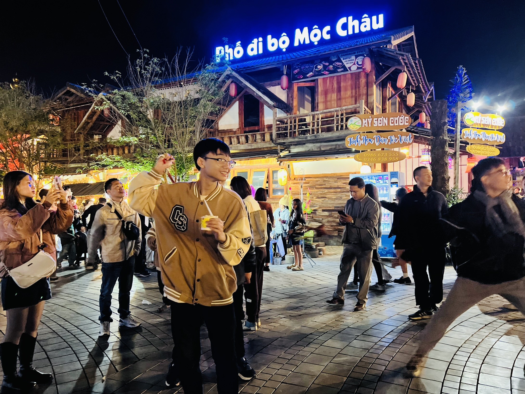 Rộn ràng đêm ở phố đi bộ Mộc Châu những ngày đầu năm mới- Ảnh 15.