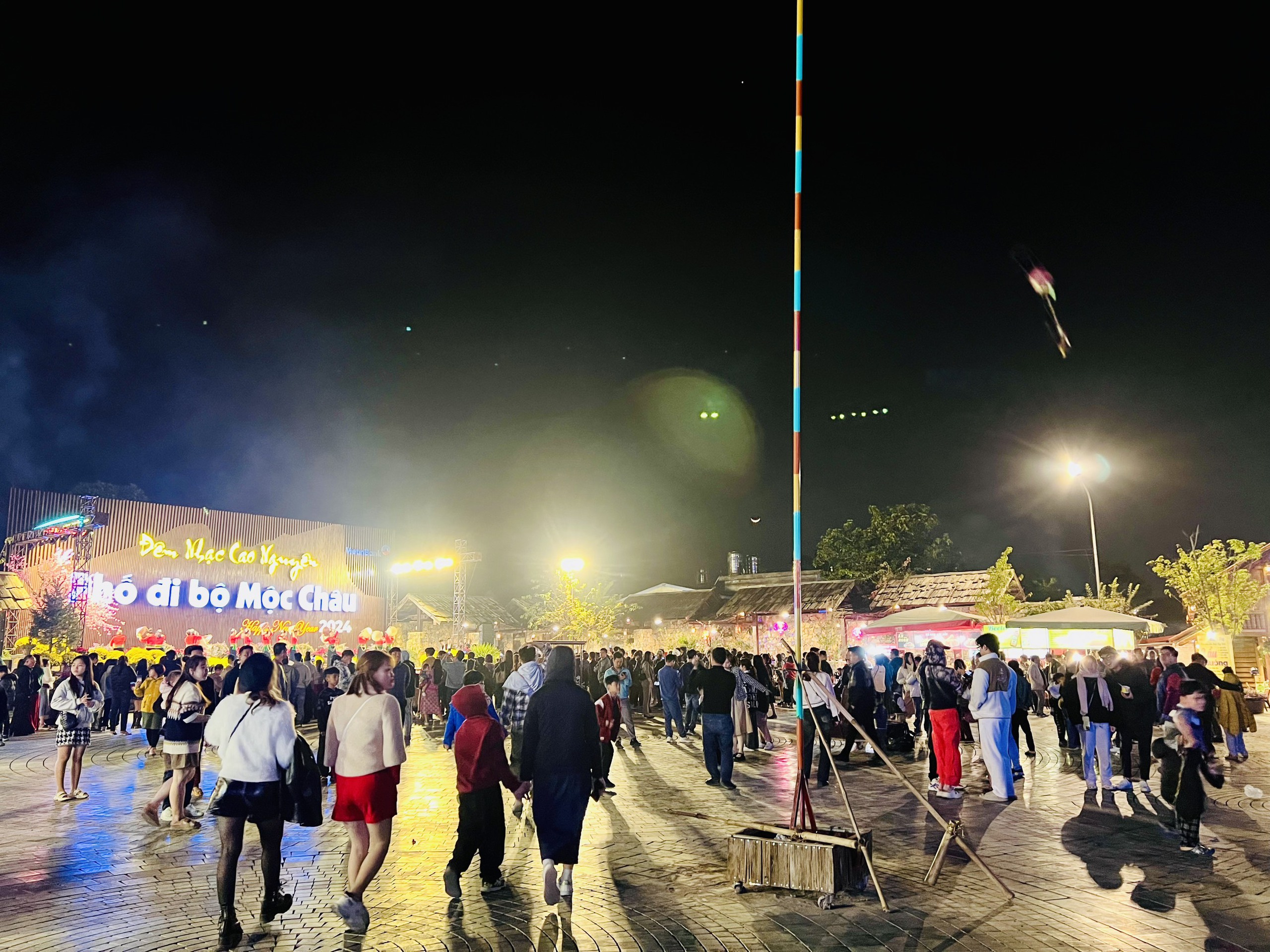 Rộn ràng đêm ở phố đi bộ Mộc Châu những ngày đầu năm mới- Ảnh 14.