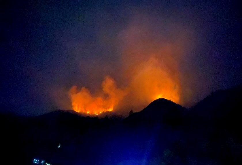 Cháy rừng ở Sa Pa: Phát sinh đám cháy mới lớn hơn hướng sang phía Lai Châu- Ảnh 1.