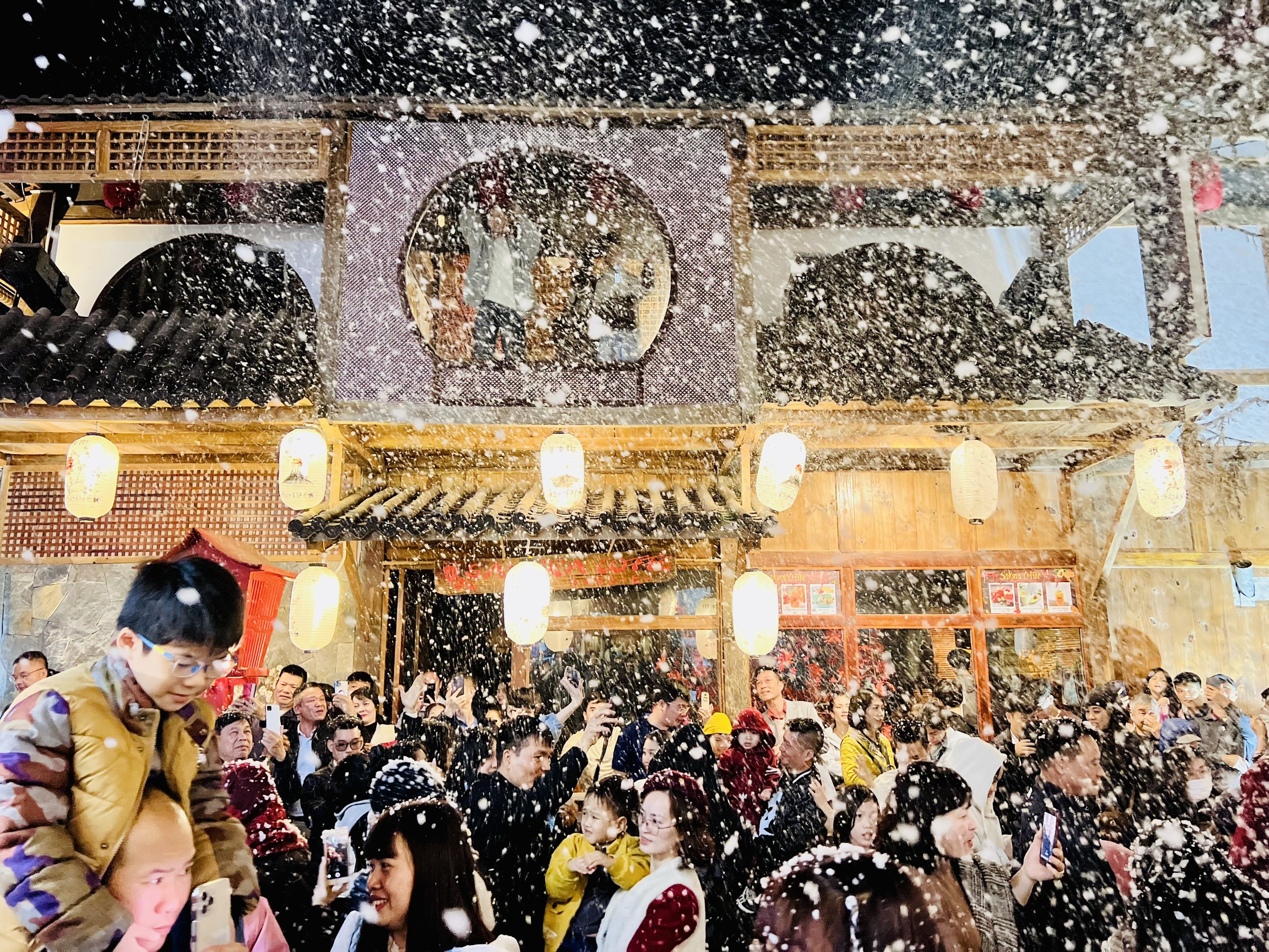 Rộn ràng đêm ở phố đi bộ Mộc Châu những ngày đầu năm mới- Ảnh 8.