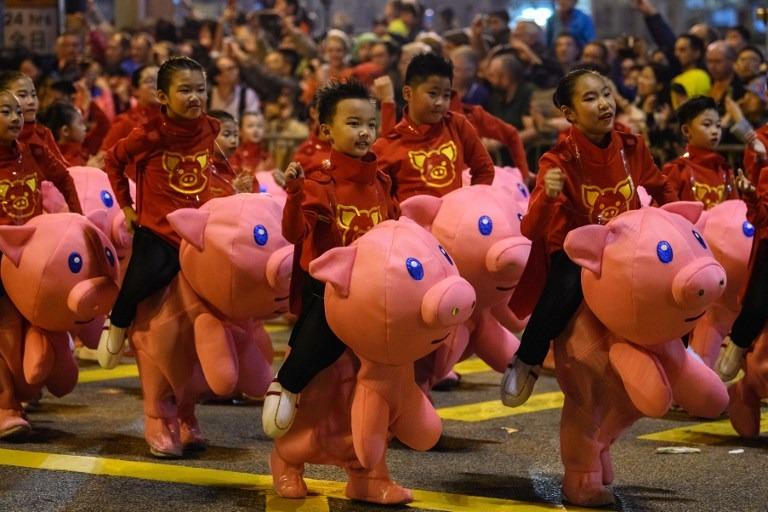 Trẻ nhỏ biểu diễn với trang phục lợn trong cuộc diễu hành Tết Nguyên đán hàng năm ở Tsim Sha Tsui, Hồng Kông, ngày 5/2/2019. Ảnh: ANTHONY WALLACE / AFP