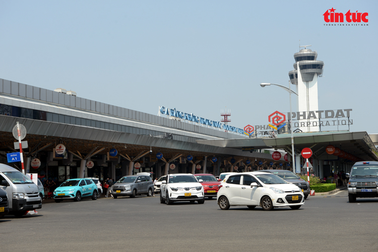 Sân bay Tân Sơn Nhất: Thử nghiệm hệ thống thu phí không dùng tiền mặt- Ảnh 1.