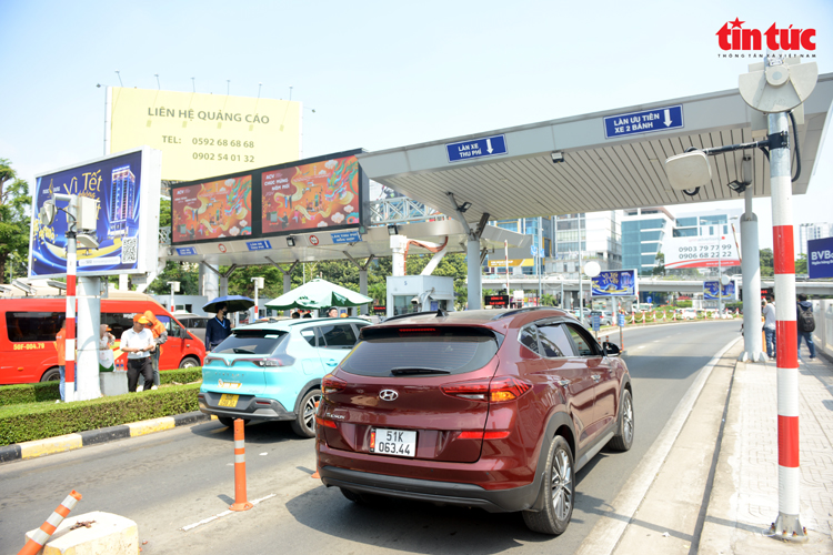 Sân bay Tân Sơn Nhất: Thử nghiệm hệ thống thu phí không dùng tiền mặt- Ảnh 5.