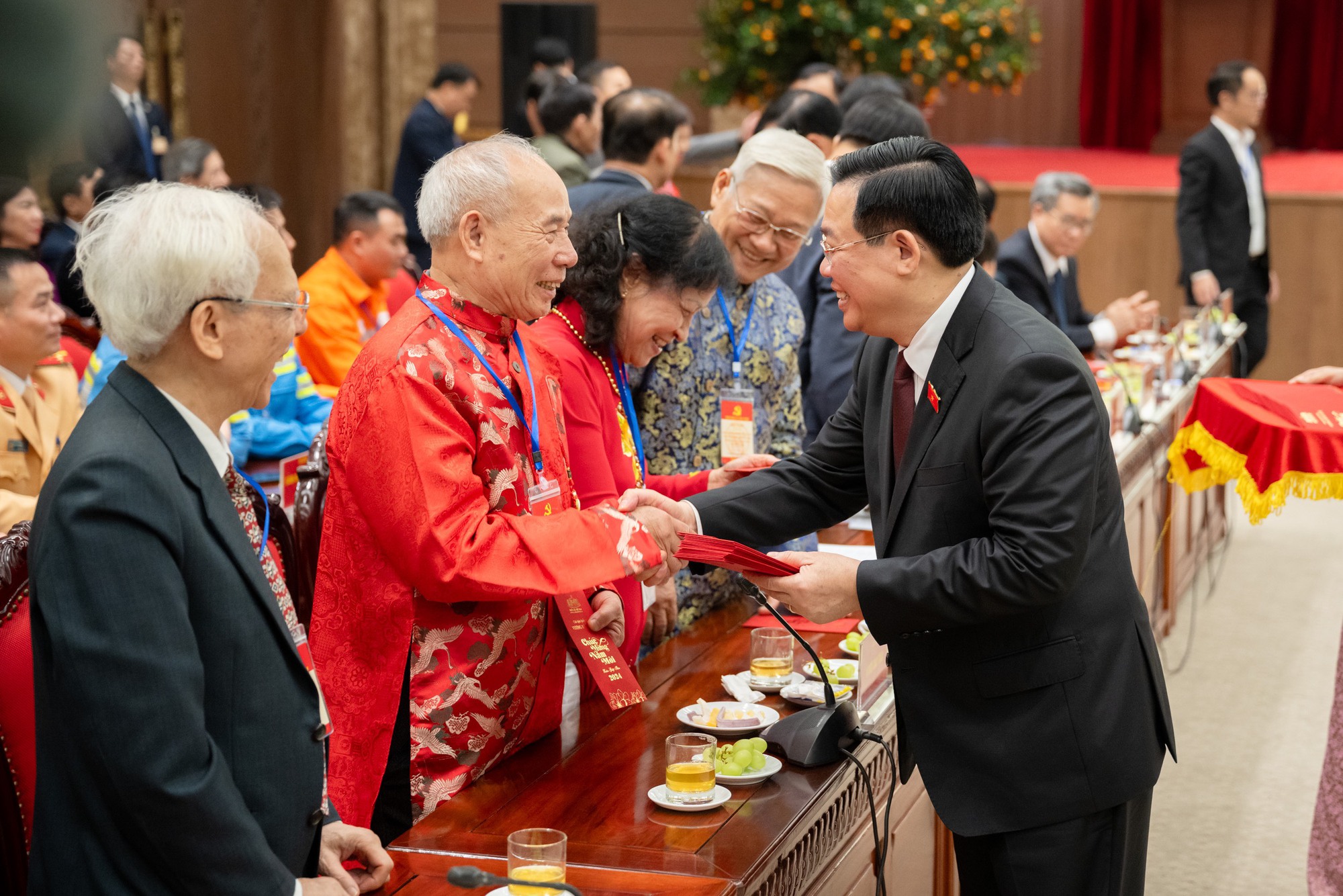 Chủ tịch Quốc hội Vương Đình Huệ thăm, chúc tết Đảng bộ, chính quyền và Nhân dân Thủ đô Hà Nội- Ảnh 8.