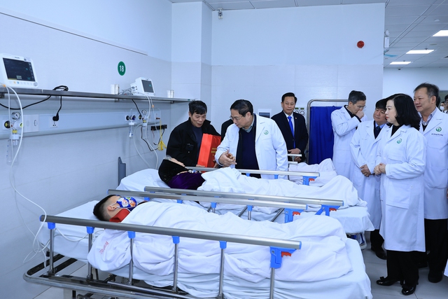 Chiều 29 Tết, Thủ tướng Phạm Minh Chính thăm, chúc Tết tại Bệnh viện Hữu nghị Việt Đức và Bệnh viện Nhi Trung ương- Ảnh 1.