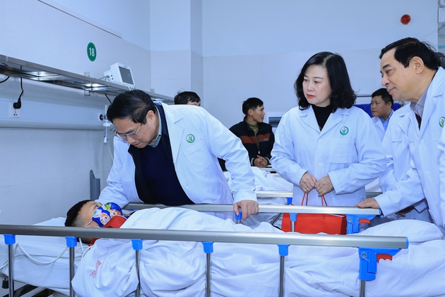 Chiều 29 Tết, Thủ tướng Phạm Minh Chính thăm, chúc Tết tại Bệnh viện Hữu nghị Việt Đức và Bệnh viện Nhi Trung ương- Ảnh 3.