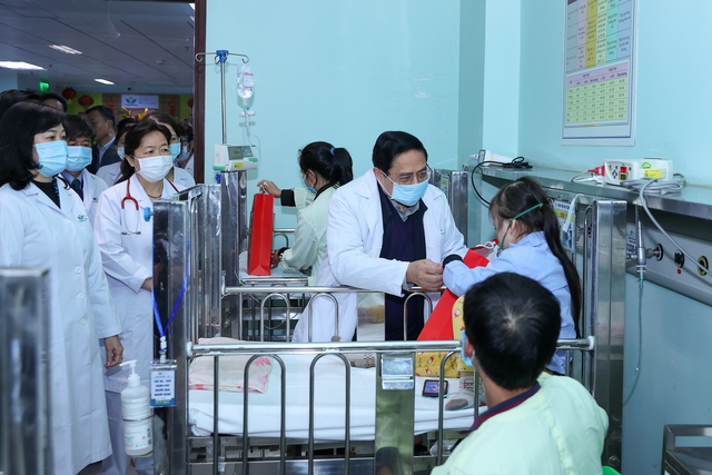 Chiều 29 Tết, Thủ tướng Phạm Minh Chính thăm, chúc Tết tại Bệnh viện Hữu nghị Việt Đức và Bệnh viện Nhi Trung ương- Ảnh 7.