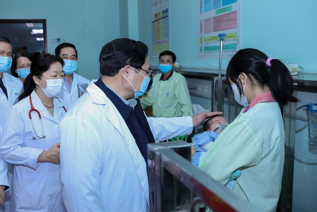 Chiều 29 Tết, Thủ tướng Phạm Minh Chính thăm, chúc Tết tại Bệnh viện Hữu nghị Việt Đức và Bệnh viện Nhi Trung ương- Ảnh 9.