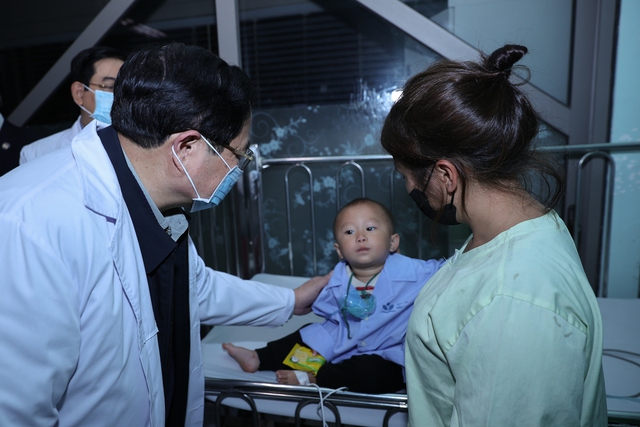 Chiều 29 Tết, Thủ tướng Phạm Minh Chính thăm, chúc Tết tại Bệnh viện Hữu nghị Việt Đức và Bệnh viện Nhi Trung ương- Ảnh 8.
