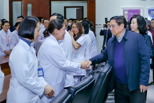 Chiều 29 Tết, Thủ tướng Phạm Minh Chính thăm, chúc Tết tại Bệnh viện Hữu nghị Việt Đức và Bệnh viện Nhi Trung ương- Ảnh 10.
