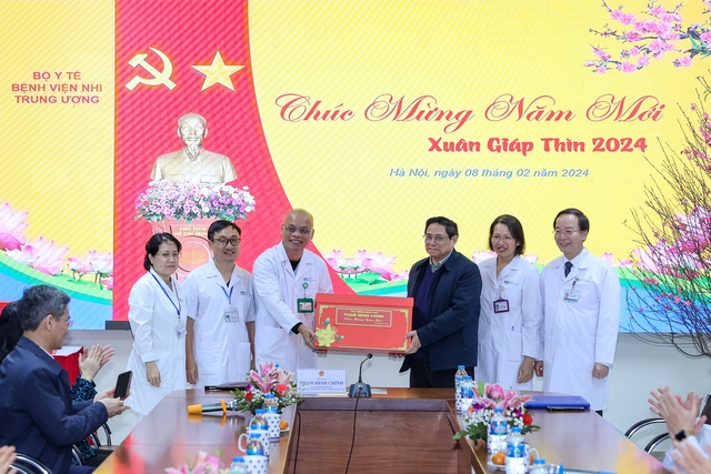 Chiều 29 Tết, Thủ tướng Phạm Minh Chính thăm, chúc Tết tại Bệnh viện Hữu nghị Việt Đức và Bệnh viện Nhi Trung ương- Ảnh 12.