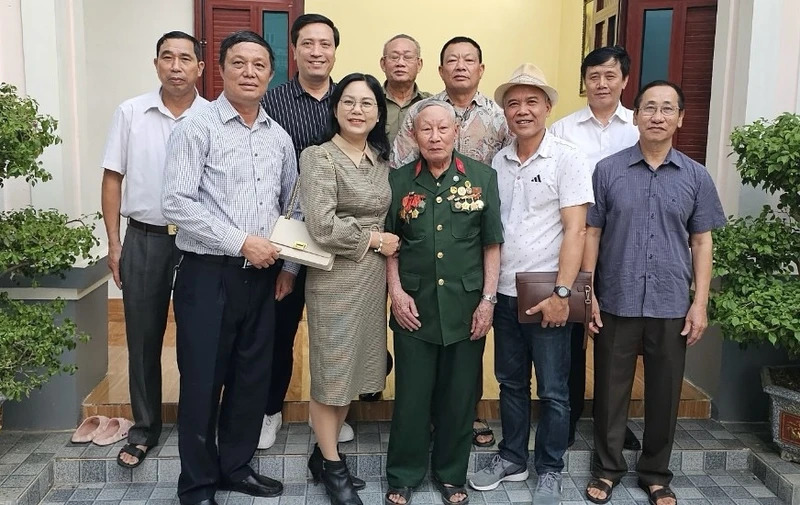 Câu lạc bộ 65 Hải Dương tri ân chiến sĩ Điện Biên và tặng quà học sinh Lào Cai, Lai Châu- Ảnh 2.