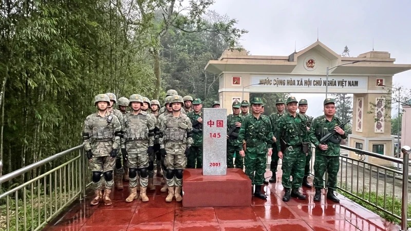Bộ đội Biên phòng tỉnh Lào Cai và Bộ đội Biên phòng Khu Mông Tự (Trung Quốc) ra quân tuần tra song phương - Ảnh 1.