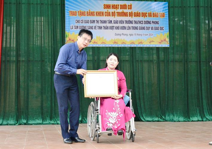 Tặng Bằng khen của Bộ trưởng Bộ Giáo dục và Đào tạo cho giáo viên khuyết tật tiêu biểu- Ảnh 1.