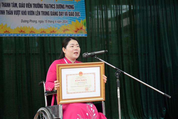 Tặng Bằng khen của Bộ trưởng Bộ Giáo dục và Đào tạo cho giáo viên khuyết tật tiêu biểu- Ảnh 2.