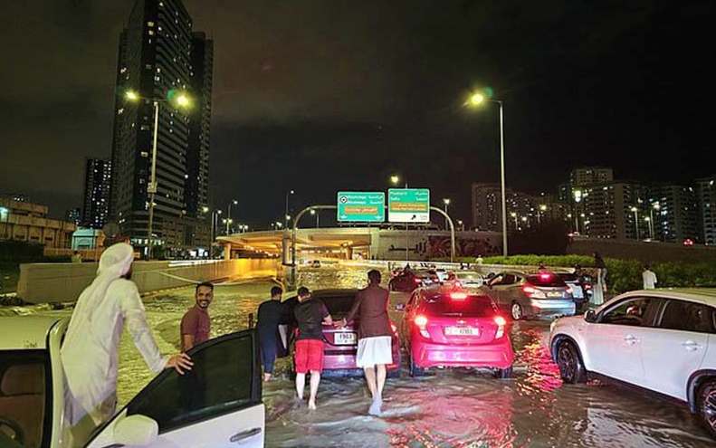 Mưa bão dữ dội khiến UAE đình trệ mọi hoạt động, hàng nghìn du khách "mắc kẹt" tại sân bay Dubai- Ảnh 8.