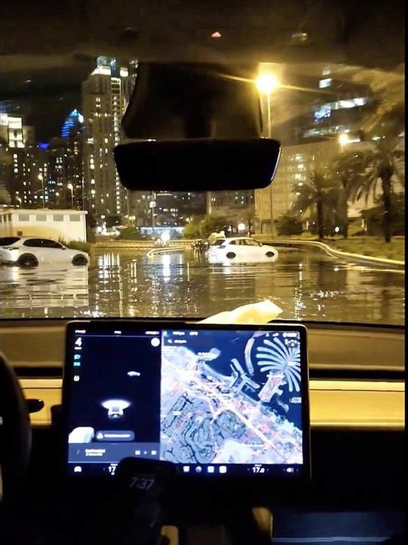 Mưa bão dữ dội khiến UAE đình trệ mọi hoạt động, hàng nghìn du khách "mắc kẹt" tại sân bay Dubai- Ảnh 9.