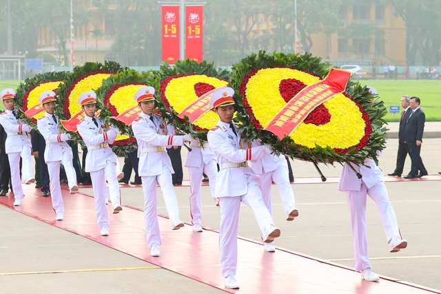 Lãnh đạo Đảng, Nhà nước vào Lăng viếng Chủ tịch Hồ Chí Minh nhân kỷ niệm 49 năm thống nhất đất nước- Ảnh 1.