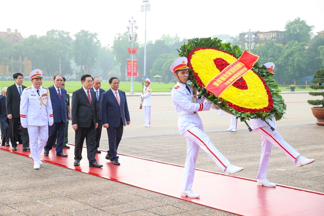 Lãnh đạo Đảng, Nhà nước vào Lăng viếng Chủ tịch Hồ Chí Minh nhân kỷ niệm 49 năm thống nhất đất nước- Ảnh 2.