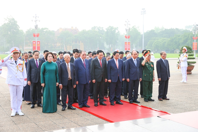 Lãnh đạo Đảng, Nhà nước vào Lăng viếng Chủ tịch Hồ Chí Minh nhân kỷ niệm 49 năm thống nhất đất nước- Ảnh 3.