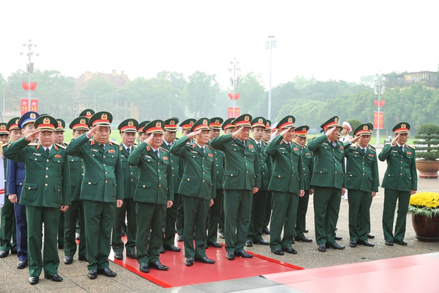 Lãnh đạo Đảng, Nhà nước vào Lăng viếng Chủ tịch Hồ Chí Minh nhân kỷ niệm 49 năm thống nhất đất nước- Ảnh 4.