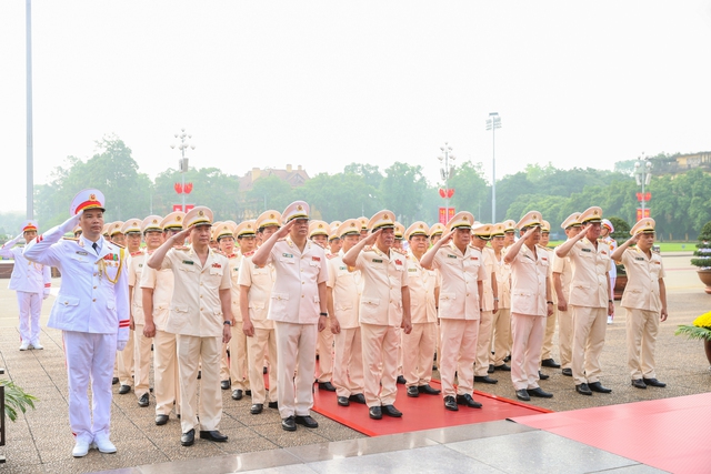 Lãnh đạo Đảng, Nhà nước vào Lăng viếng Chủ tịch Hồ Chí Minh nhân kỷ niệm 49 năm thống nhất đất nước- Ảnh 5.