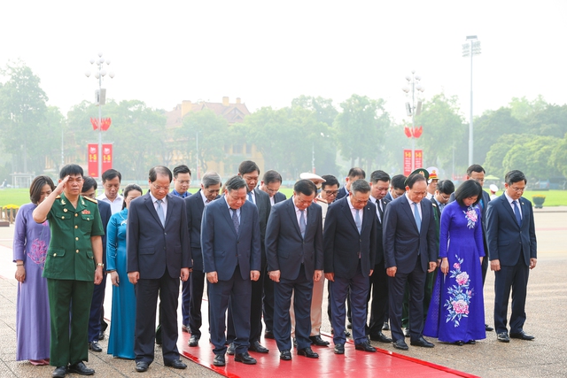 Lãnh đạo Đảng, Nhà nước vào Lăng viếng Chủ tịch Hồ Chí Minh nhân kỷ niệm 49 năm thống nhất đất nước- Ảnh 6.