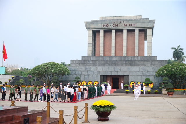 Lãnh đạo Đảng, Nhà nước vào Lăng viếng Chủ tịch Hồ Chí Minh nhân kỷ niệm 49 năm thống nhất đất nước- Ảnh 7.