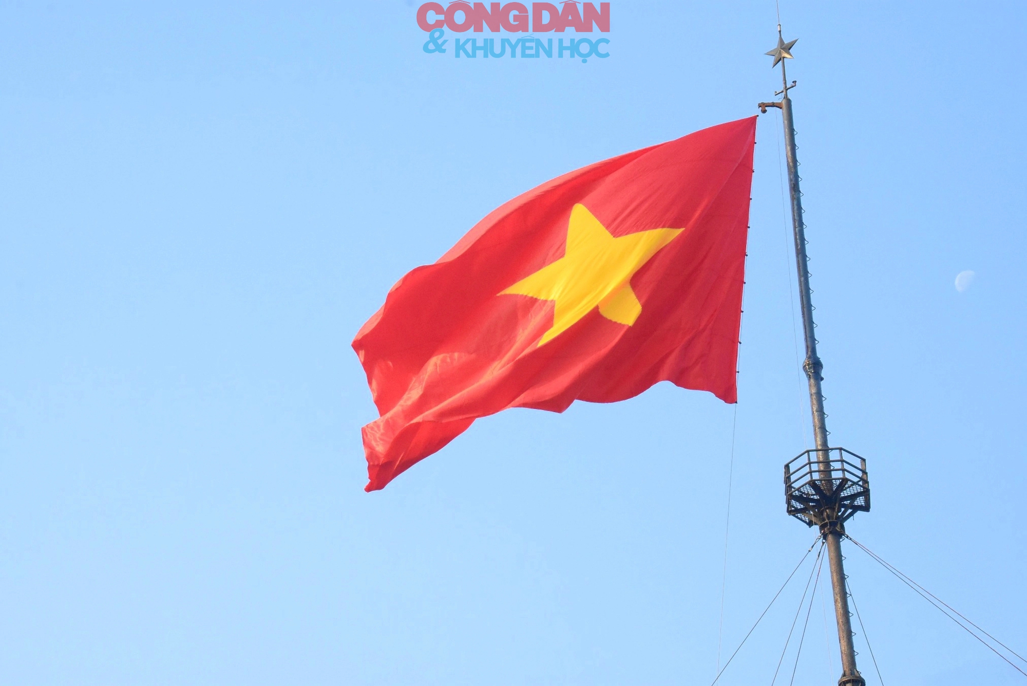 Tự hào màu cờ đỏ thắm bay trên cầu Hiền Lương- Ảnh 2.