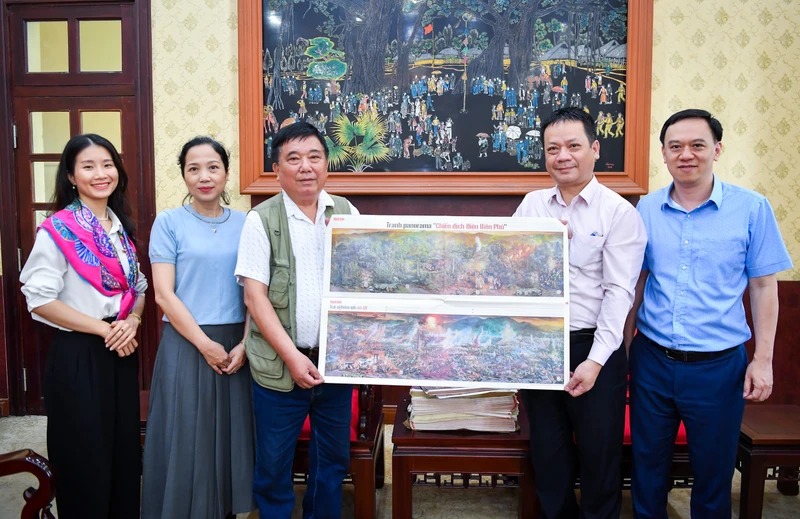 Báo Nhân Dân chính thức tặng 100.000 bức tranh panorama "Chiến dịch Điện Biên Phủ" - Ảnh 1.