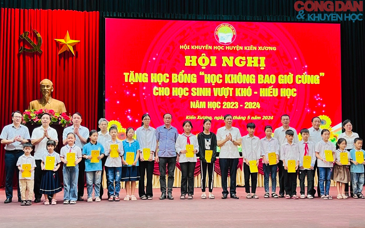 Trao học bổng "Học không bao giờ cùng" cho học sinh vượt khó - hiếu học tại Kiến Xương, Thái Bình- Ảnh 1.