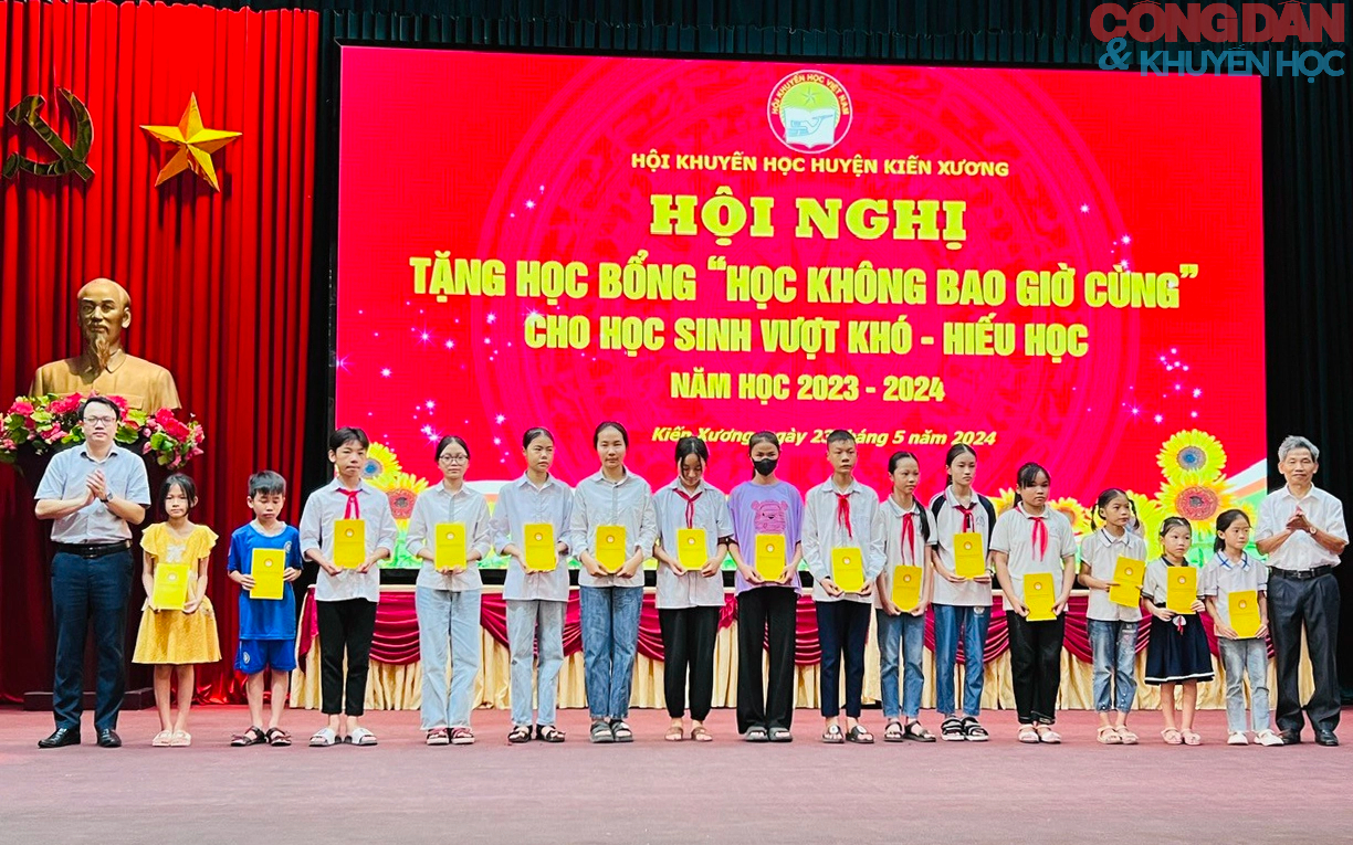 Trao học bổng "Học không bao giờ cùng" cho học sinh vượt khó - hiếu học tại Kiến Xương, Thái Bình- Ảnh 2.
