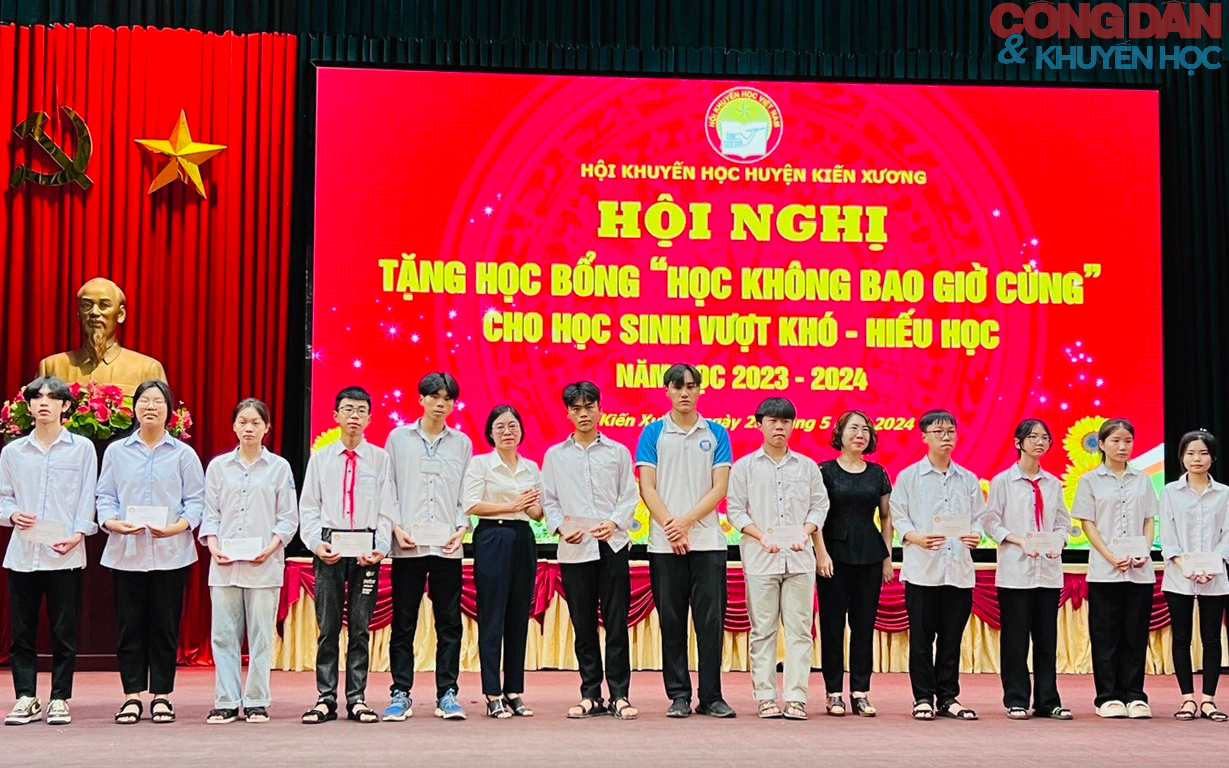 Trao học bổng "Học không bao giờ cùng" cho học sinh vượt khó - hiếu học tại Kiến Xương, Thái Bình- Ảnh 3.