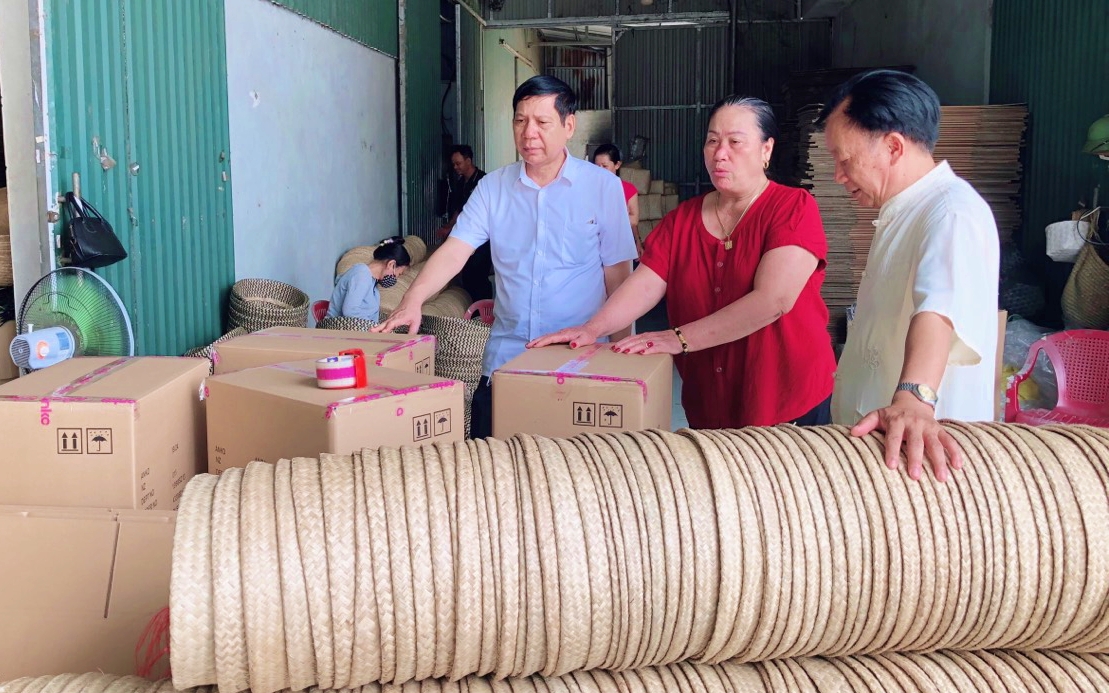 Nghệ nhân Ưu tú Phạm Thị Ngắn nhận danh hiệu "Học không bao giờ cùng" - Ảnh 2.