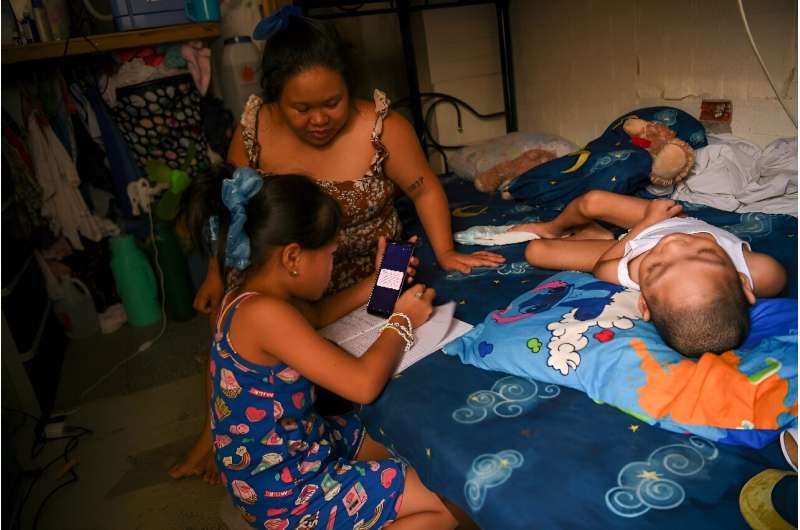 Đóng cửa trường học vì nắng nóng, trẻ em Philippines học trực tuyến trong khu ổ chuột bức bối - Ảnh 1.
