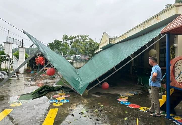 Lào Cai: Dông lốc mạnh kèm mưa đá làm hư hại hơn 160 nhà ở, trường học- Ảnh 4.