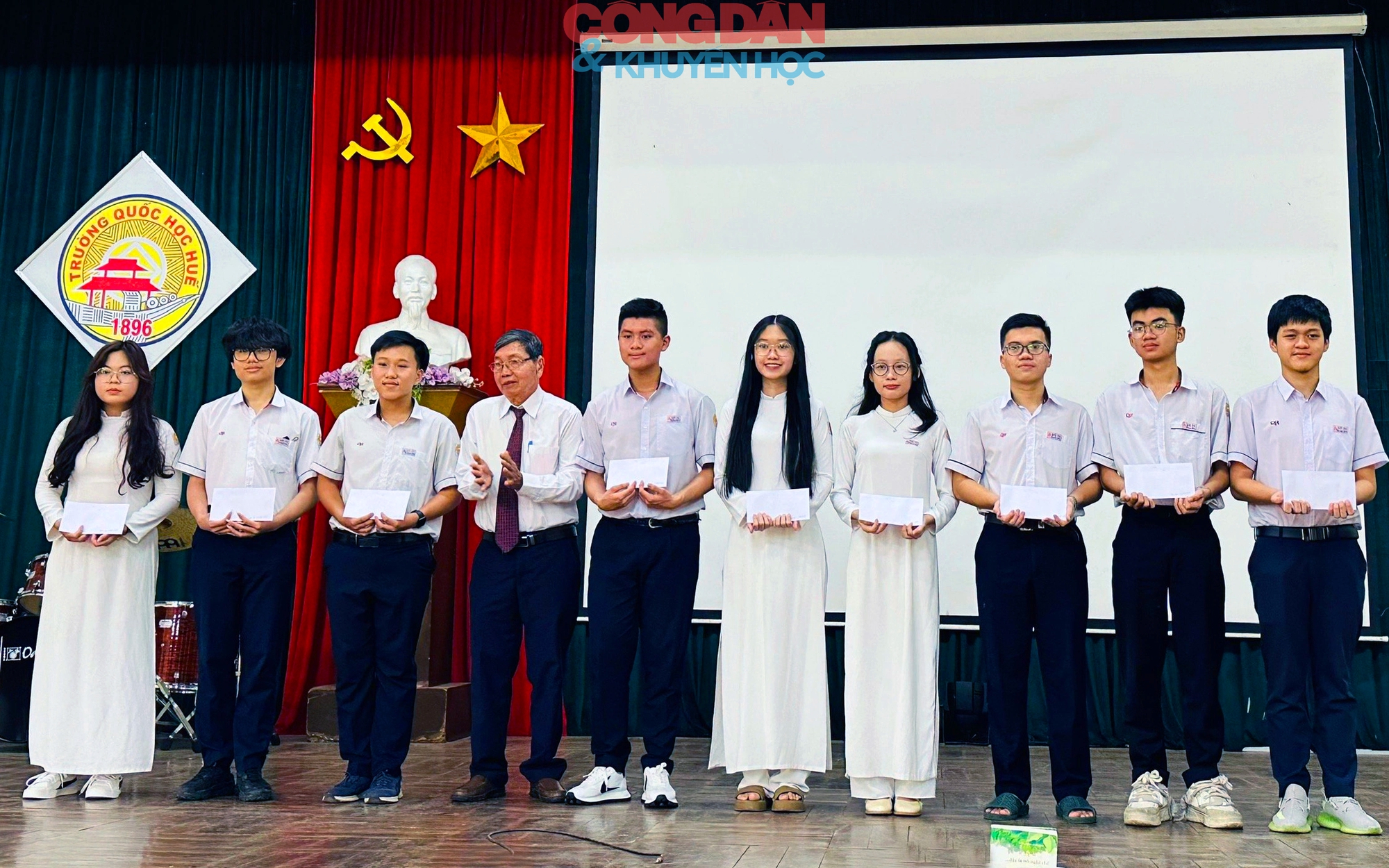 Hội Khuyến học Thừa Thiên Huế trao học bổng khuyến tài Nguyễn Chí Thanh cho học sinh giỏi- Ảnh 2.