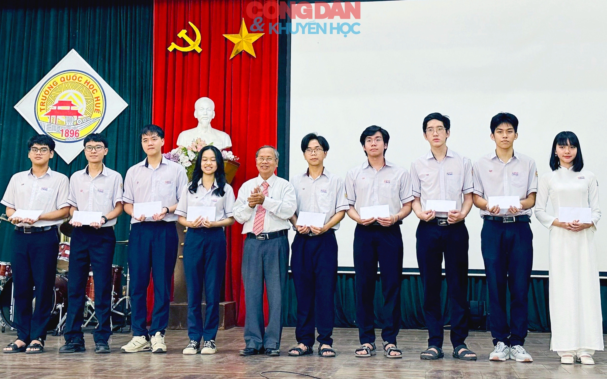 Hội Khuyến học Thừa Thiên Huế trao học bổng khuyến tài Nguyễn Chí Thanh cho học sinh giỏi- Ảnh 4.