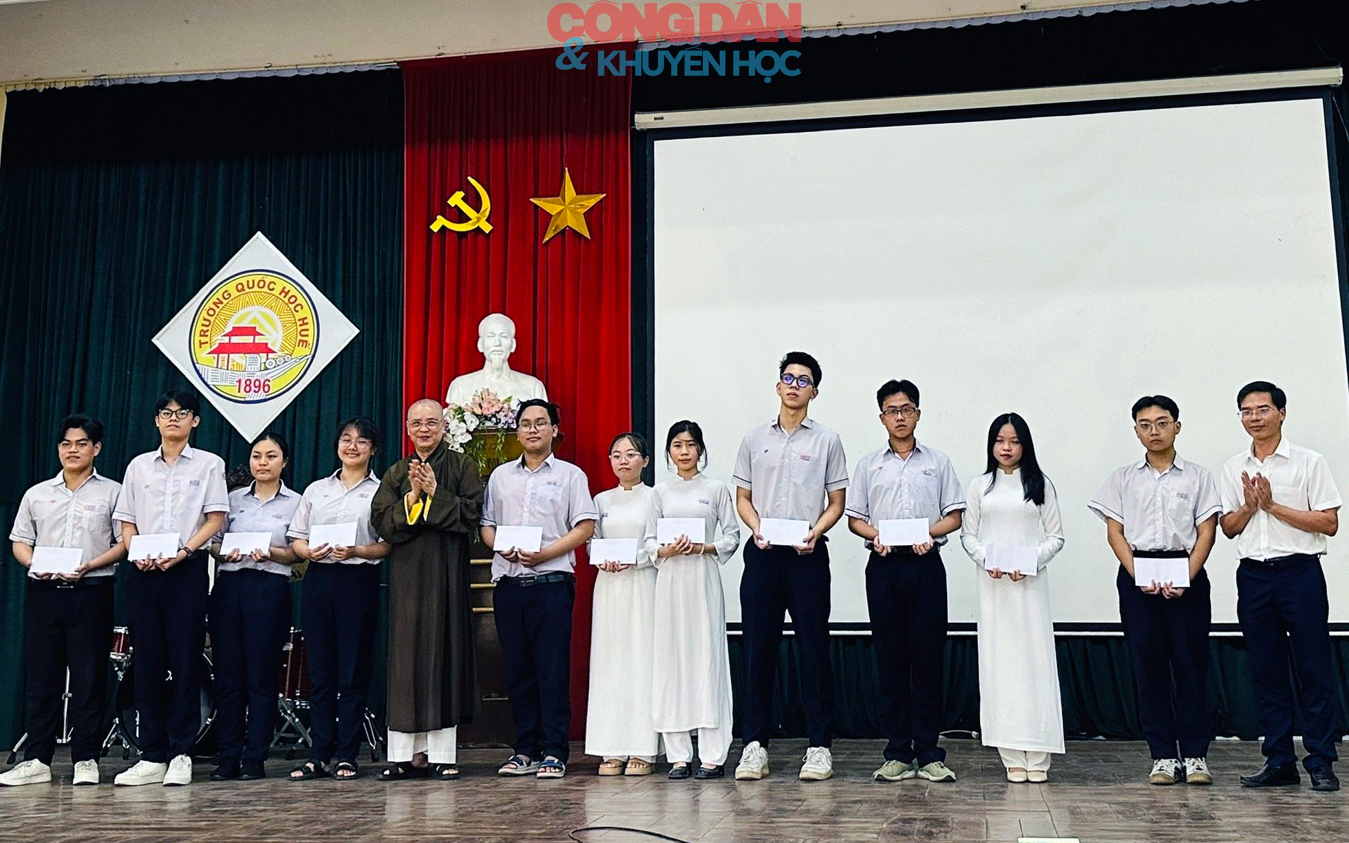Hội Khuyến học Thừa Thiên Huế trao học bổng khuyến tài Nguyễn Chí Thanh cho học sinh giỏi- Ảnh 6.