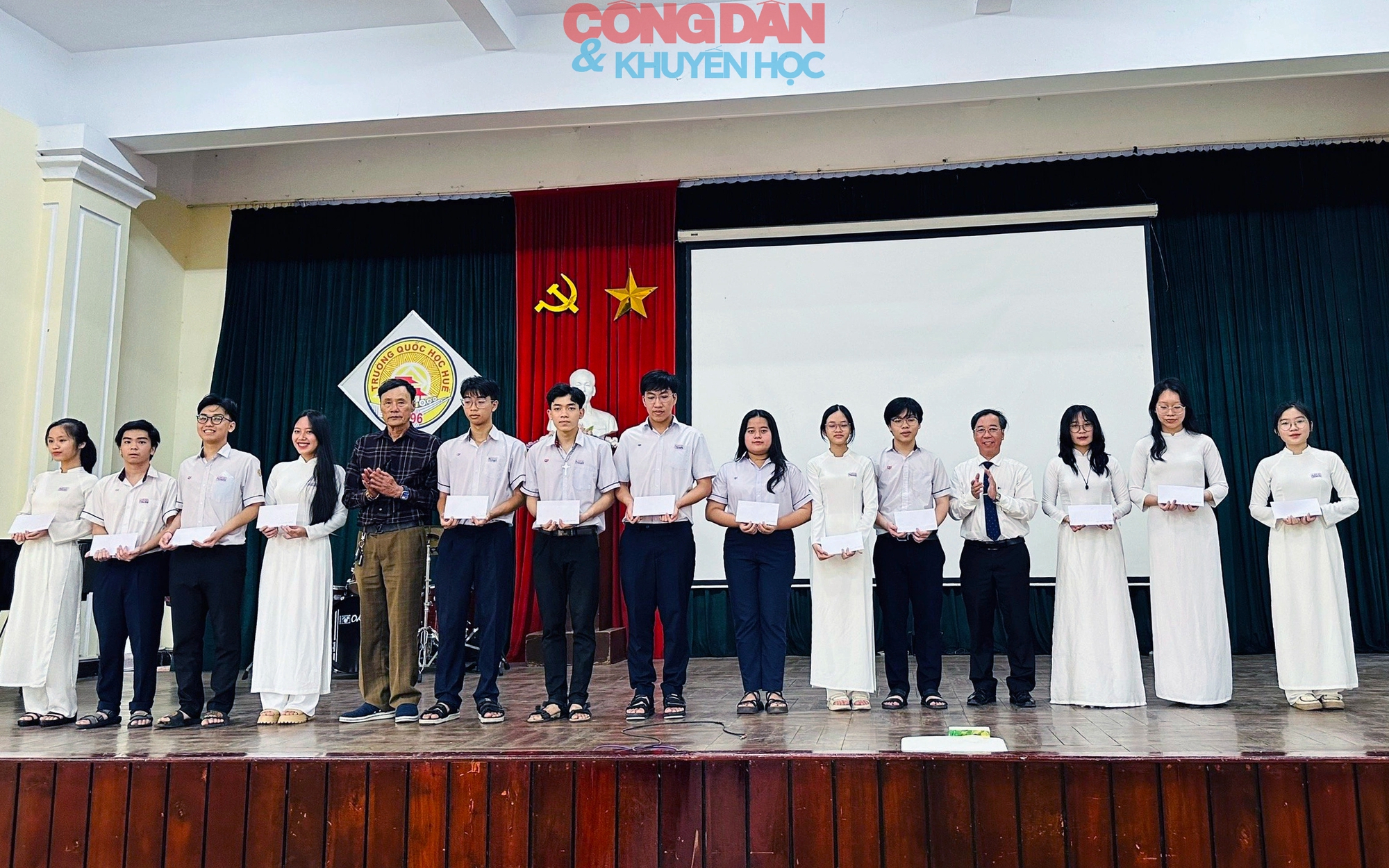 Hội Khuyến học Thừa Thiên Huế trao học bổng khuyến tài Nguyễn Chí Thanh cho học sinh giỏi- Ảnh 7.