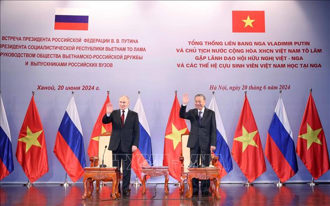 Tổng thống Nga Vladimir Putin gặp gỡ các thế hệ cựu sinh viên Việt Nam học tại Nga- Ảnh 1.