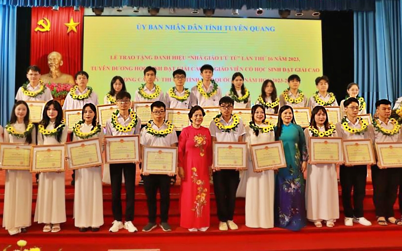 Tuyên Quang Tuyên dương 12 Nhà giáo ưu tú và học sinh, sinh viên đạt giải cao các kỳ thi
- Ảnh 2.