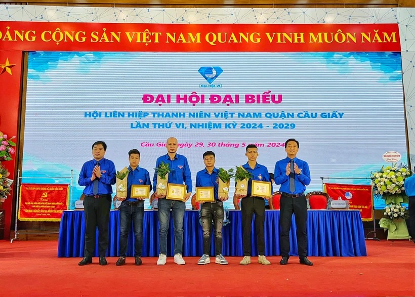 Chủ tịch nước tặng Huân chương Dũng cảm cho 4 cá nhân cứu người trong vụ cháy nhà trọ ở Trung Kính- Ảnh 1.