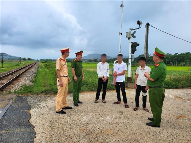 Tìm ra 3 thiếu niên ném đá vỡ kính đoàn tàu SE6 hướng Nam - Bắc- Ảnh 2.