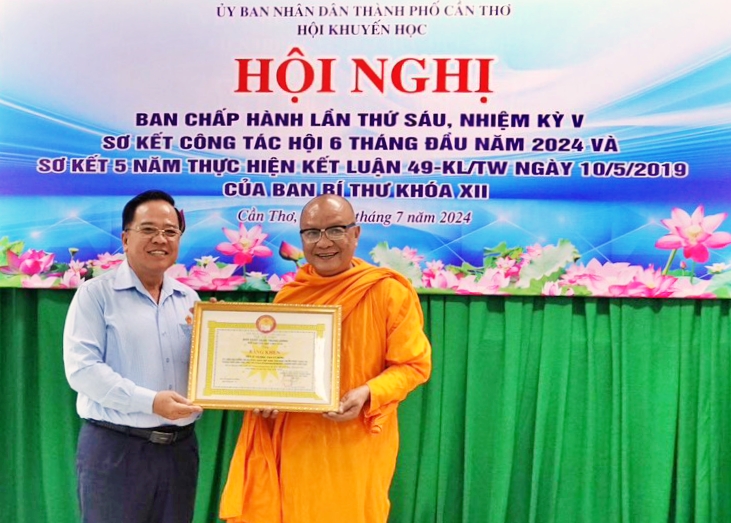 Hội Khuyến học thành phố Cần Thơ sơ kết công tác khuyến học, khen thưởng cá nhân tiêu biểu trong phong trào học tập - Ảnh 2.